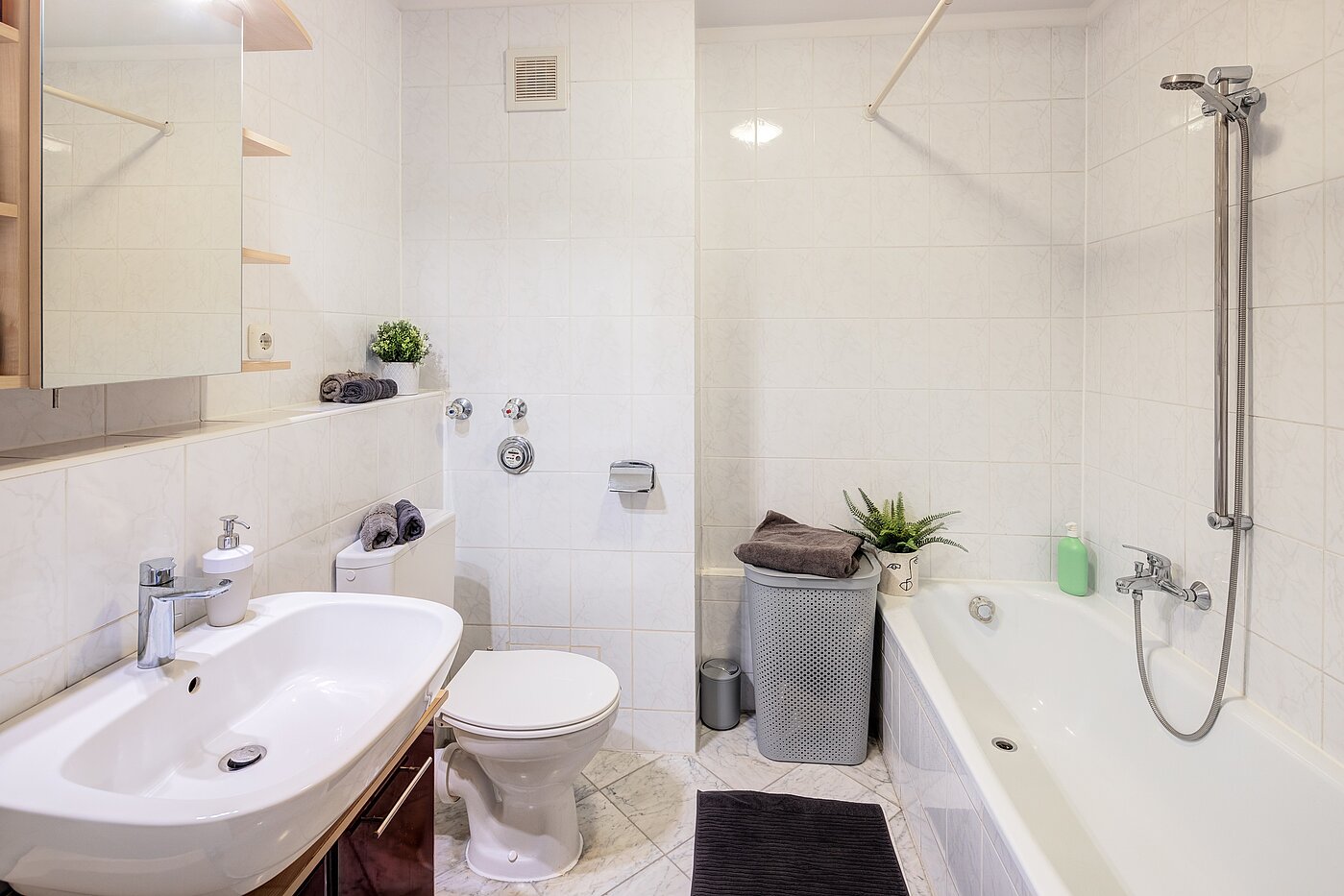 Квартира в многоэтажно доме с 2 комнатами | 70206 | Bad mit Badewanne