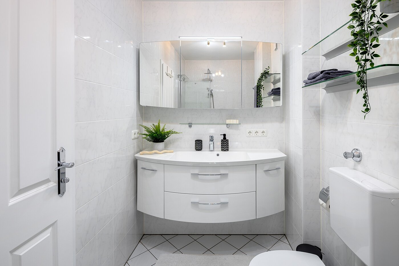 Квартира в многоэтажно доме с 3 комнатами | München-Obergiesing | 70028 | ...neuem Waschtisch, Badewanne...
