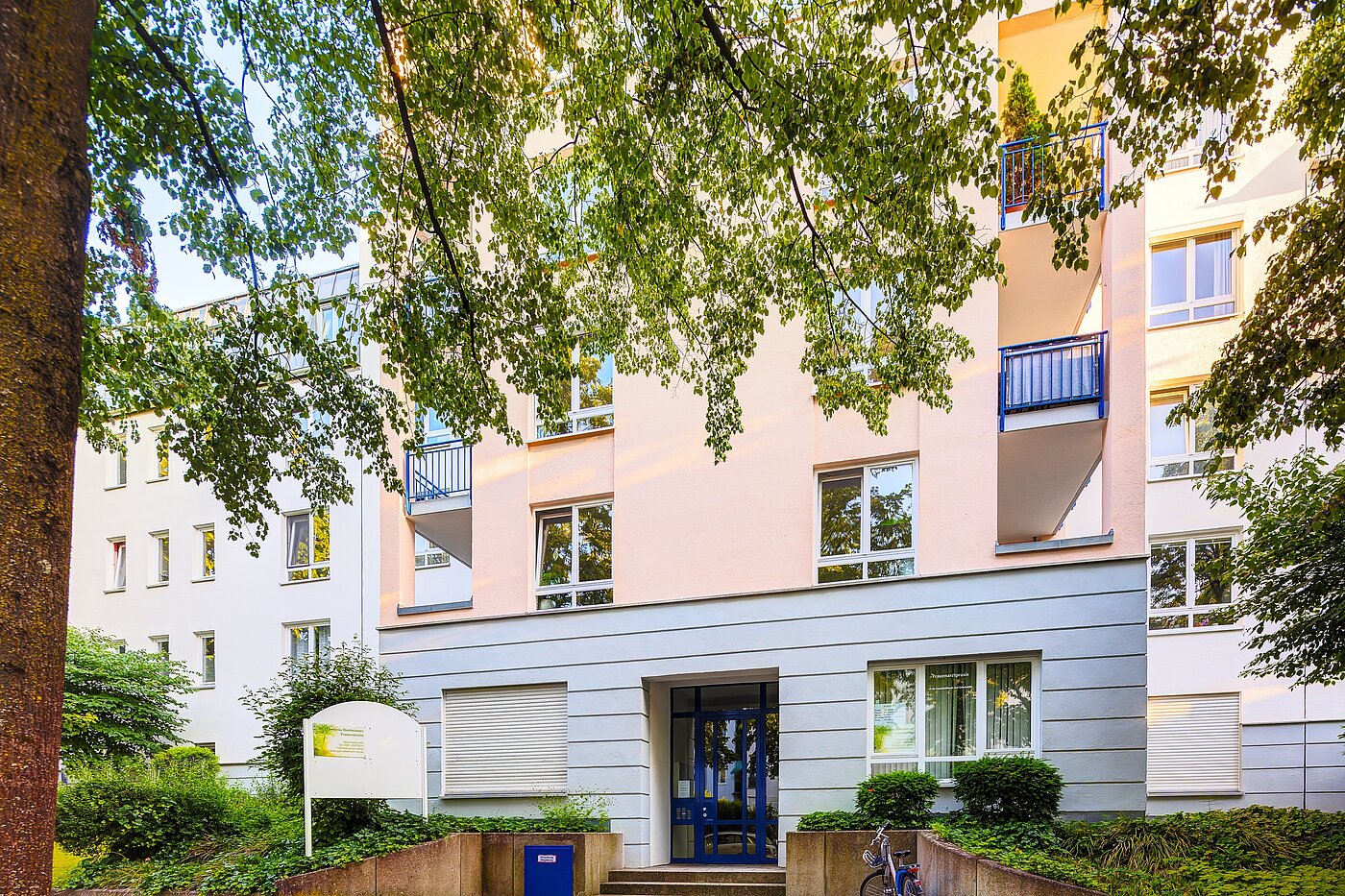 Квартира в многоэтажно доме с 3 комнатами | München-Oberföhring | 70246 | Ansicht von der Straße aus