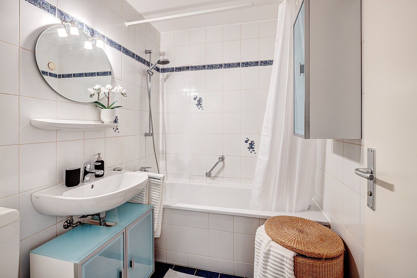 Квартира в многоэтажно доме с 3.5 комнатами | Haar | 2201ML5 | Helles Bad mit Badewanne