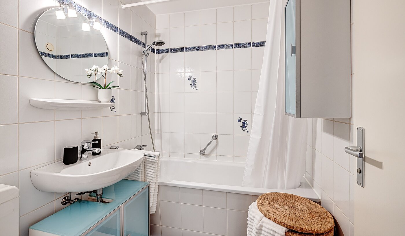 Квартира в многоэтажно доме с 3.5 комнатами | Haar | 2201ML5 | Helles Bad mit Badewanne