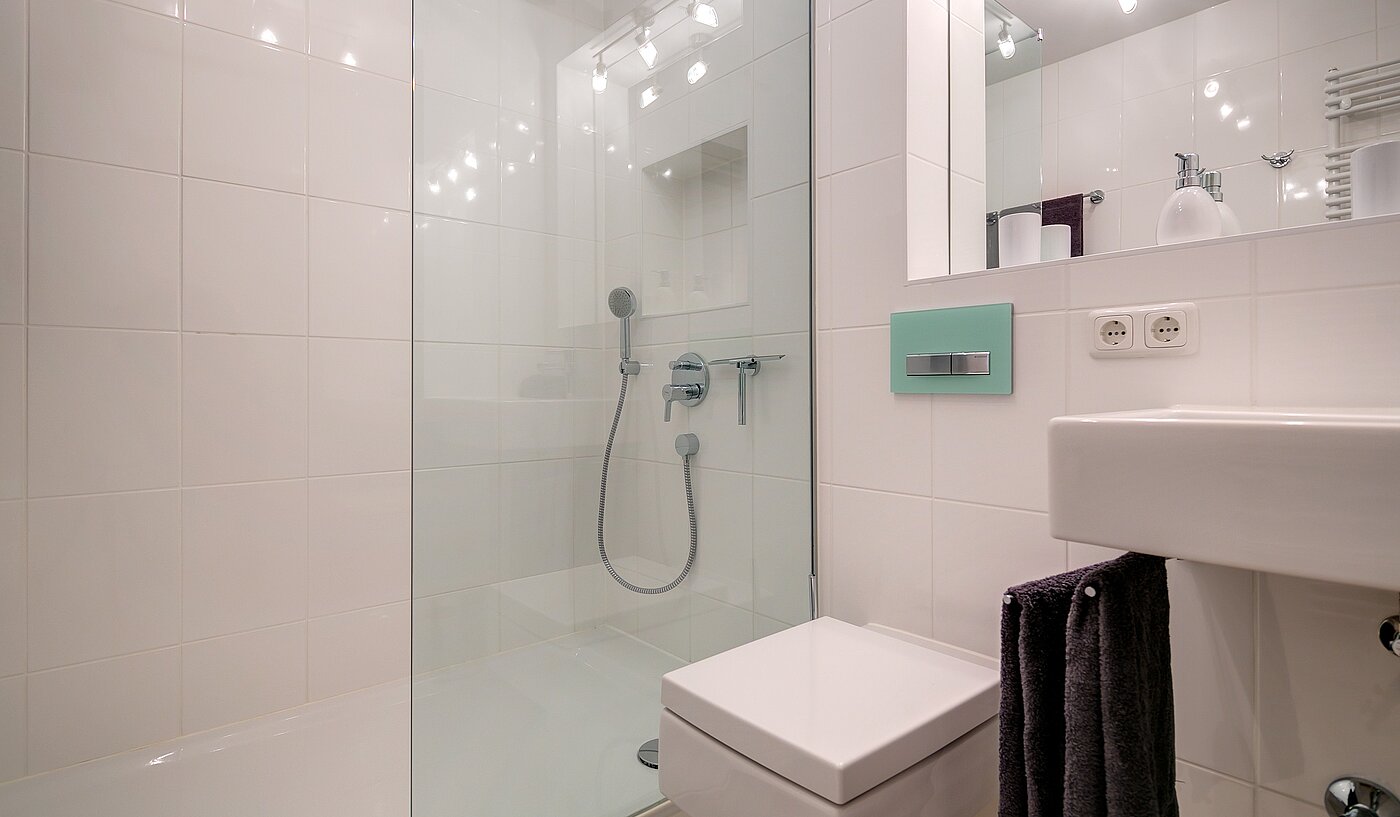 Квартира в многоэтажно доме с 2 комнатами | München-Schwabing | 70096 | Badezimmer mit Dusche