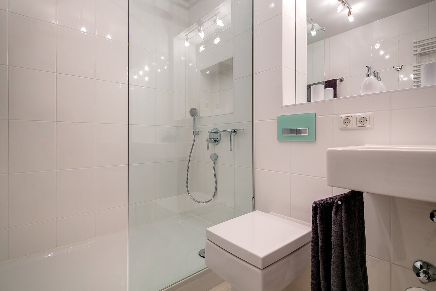 Квартира в многоэтажно доме с 2 комнатами | München-Schwabing | 70096 | Badezimmer mit Dusche