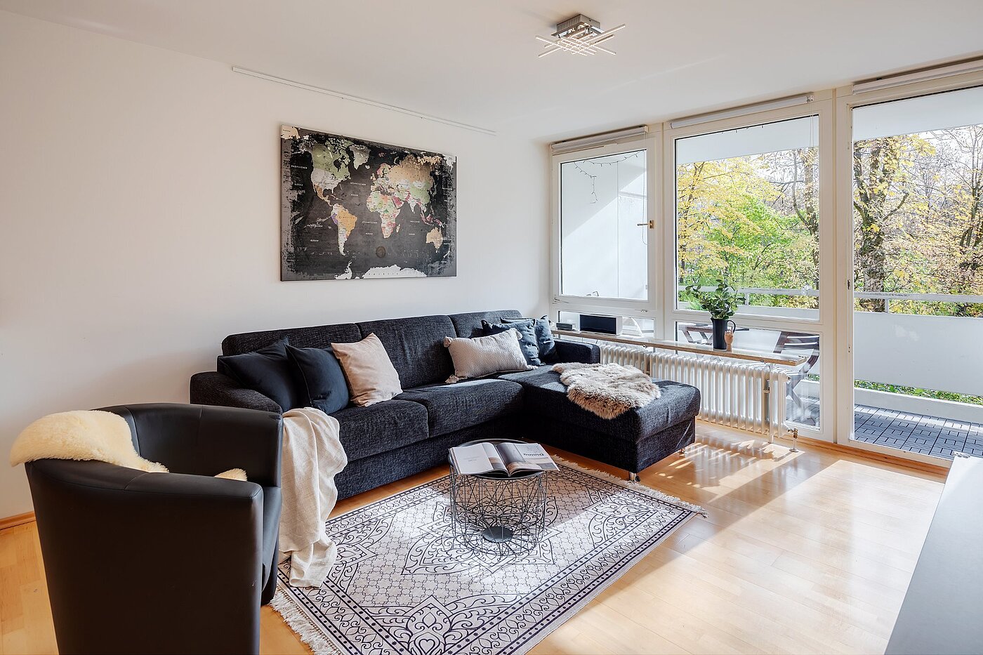 Квартира в многоэтажно доме с 3 комнатами | München-Perlach | 2010ML5 | Helles Wohnzimmer mit Balkon