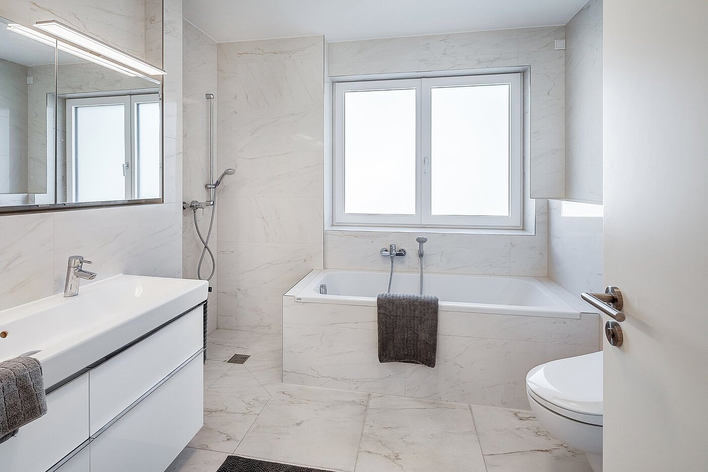 Половина двухквартирного жилого дома с 6 комнатами | München-Pasing | 2007ML5 | Masterbad mit Dusche u. Wanne