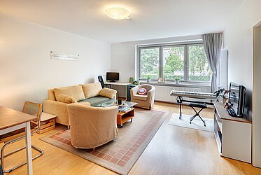 Maxvorstadt: Theresienstraße – квартира в заднем здании в центре Мюнхена