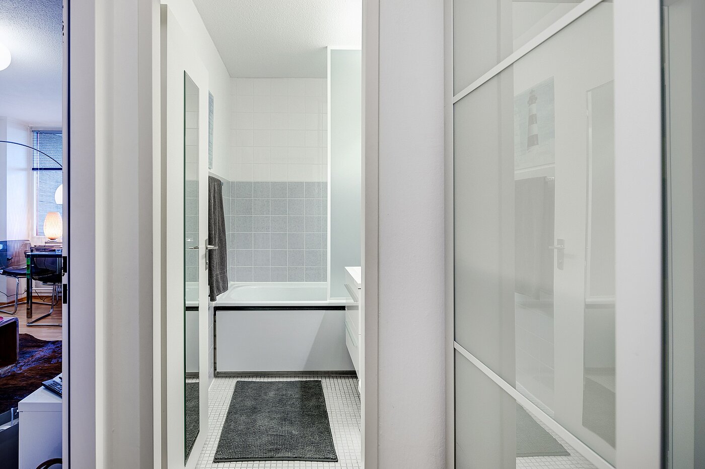 Квартира в многоэтажно доме с 1 комнатная | München-Laim | 70175 | Flur Richtung Wohnzimmer und Bad