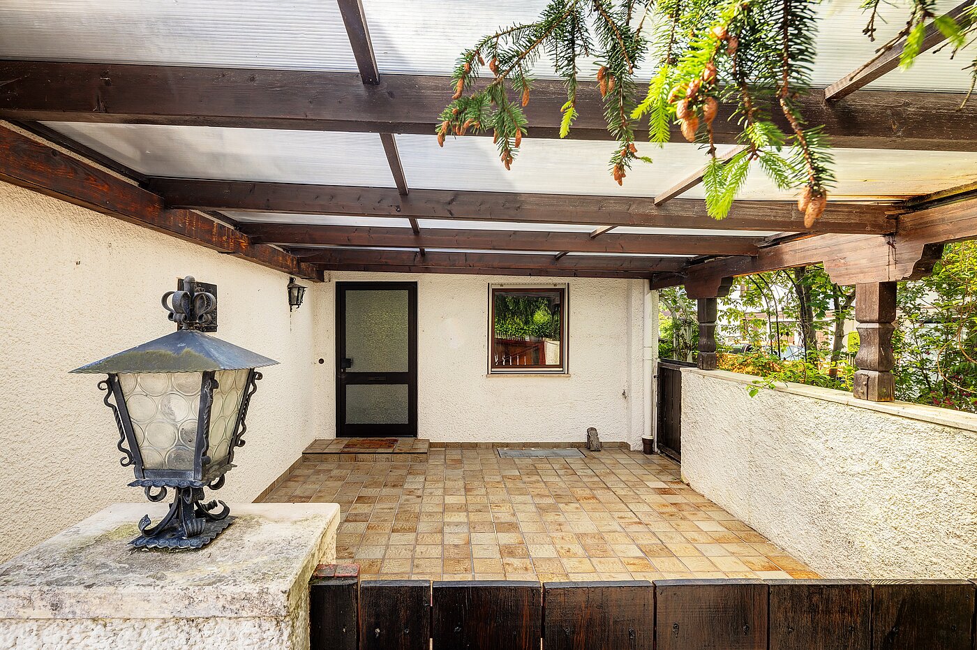Угловой террасный дом с 5 комнатами | Penzberg | 701121 | Hauseingang mit Carport