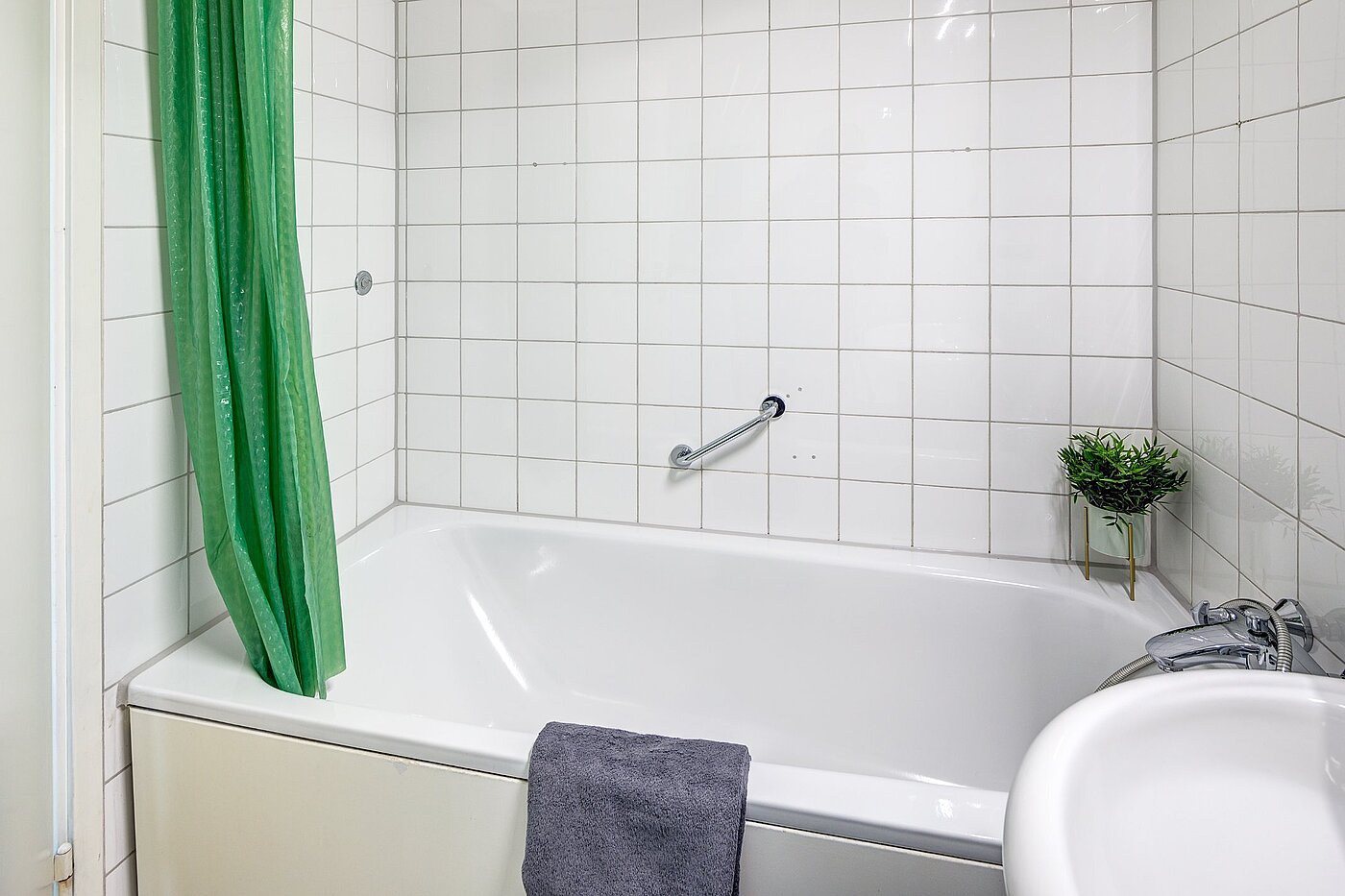 Квартира в многоэтажно доме с 2 комнатами | München-Sendling-Westpark | 2010ML9 | ...mit Duschwanne