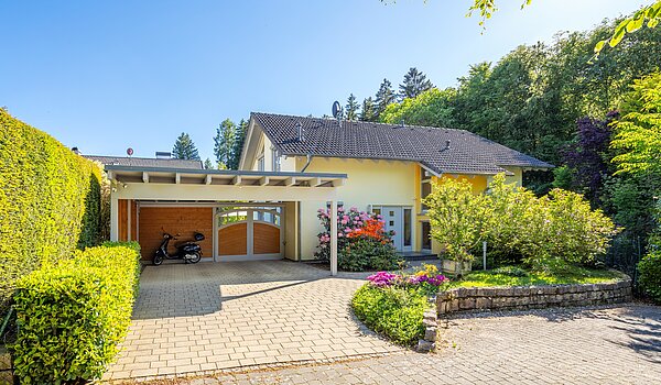 Особняк с 5 комнатами | Icking | 70438 | Hausansicht mit Carport