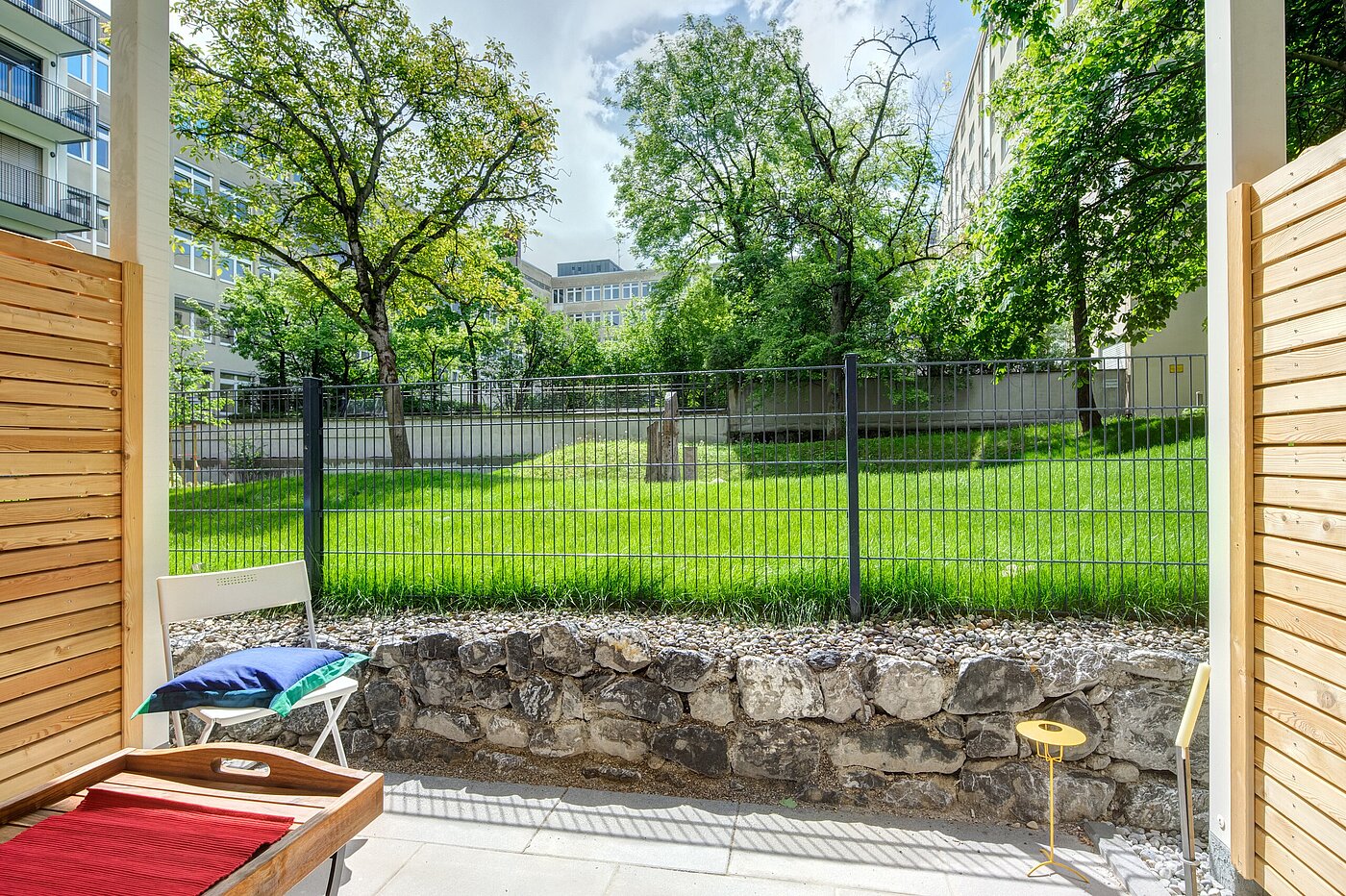 Плоский с 1 комнатная | München-Bogenhausen | 2301ML3 | Terrasse mit Ausblick im Sommer