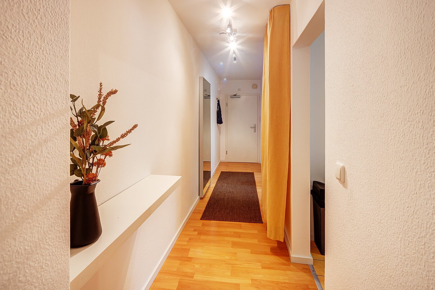 Квартира в многоэтажно доме с 2.5 комнатами | München-Isarvorstadt | 70121 | Flur Richtung Eingang