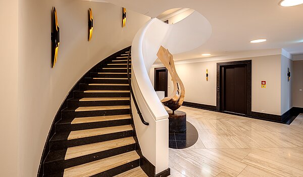 Квартира в многоэтажно доме с 3 комнатами | 70046 | Geschwungene Natursteintreppe