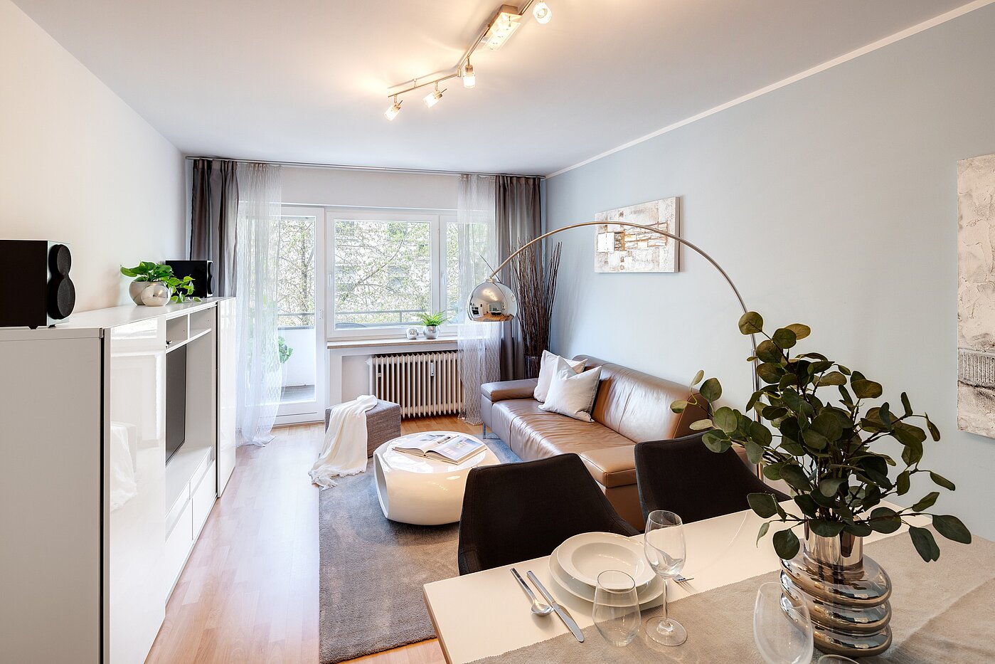 Квартира в многоэтажно доме с 2 комнатами | München-Schwabing | 70013 | Wohnzimmer mit Zugang zum Balkon...