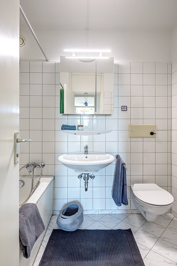 Квартира в многоэтажно доме с 2 комнатами | München-Sendling-Westpark | 2010ML9 | Weiß gefliestes Badezimmer...