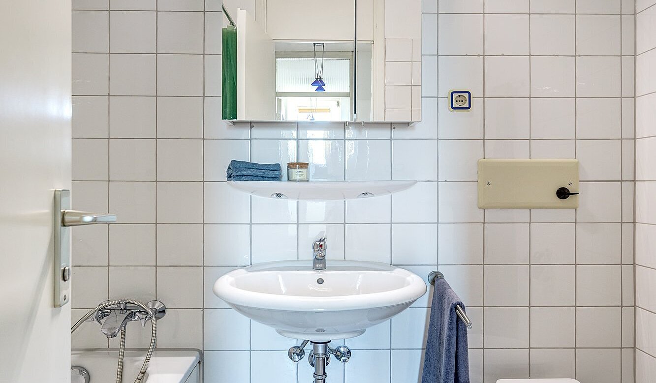 Квартира в многоэтажно доме с 2 комнатами | München-Sendling-Westpark | 2010ML9 | Weiß gefliestes Badezimmer...