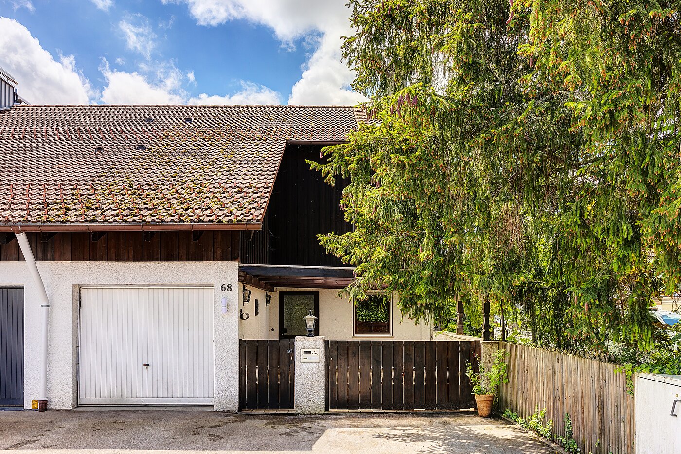 Угловой террасный дом с 5 комнатами | Penzberg | 701121 | Hausansicht mit Garage