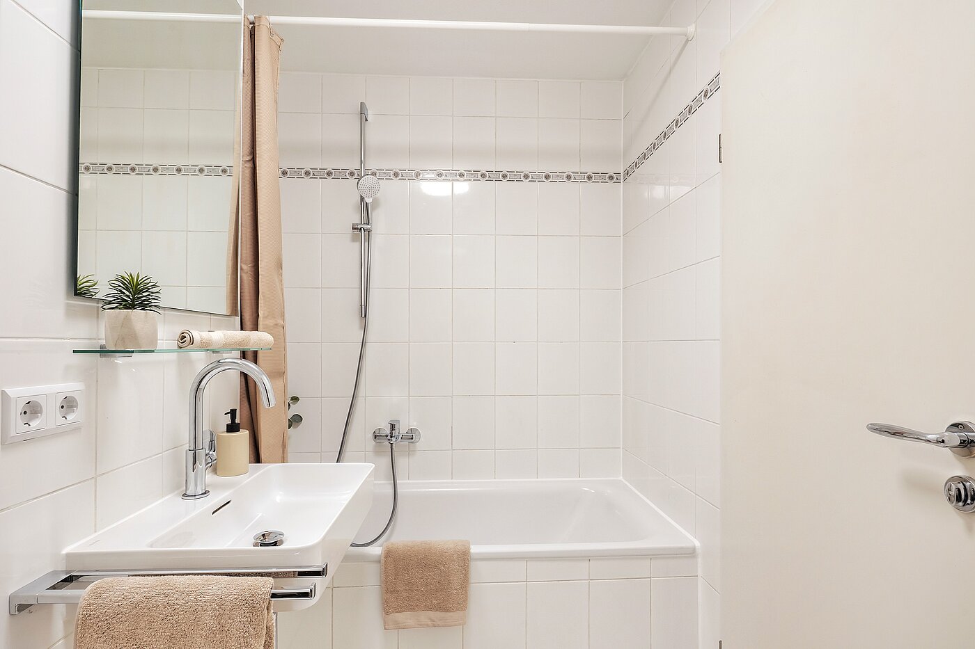 Квартира в многоэтажно доме с 2 комнатами | München-Laim | 70226 | Badewannenbad mit...