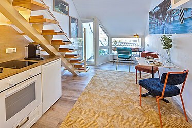 Maxvorstadt: 1.5 комната - мансардная квартира с галереей