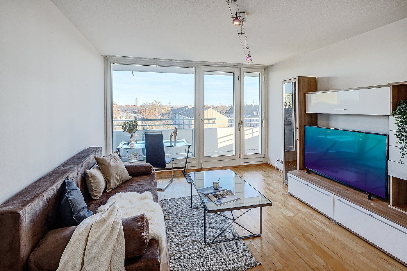 Квартира в многоэтажно доме с 2 комнатами | München-Sendling-Westpark | 2010ML9 | Helles Wohnzimmer...