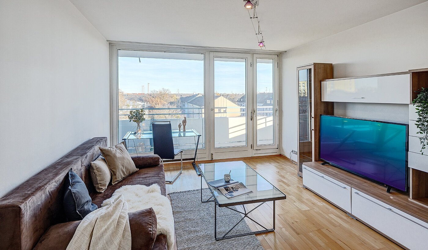 Квартира в многоэтажно доме с 2 комнатами | München-Sendling-Westpark | 2010ML9 | Helles Wohnzimmer...