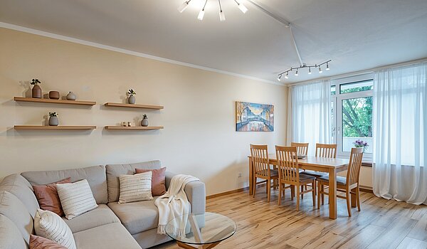 Квартира в многоэтажно доме с 4 комнатами | München-Aubing | 70276 | KI-generiertes Möblierungsbeispiel