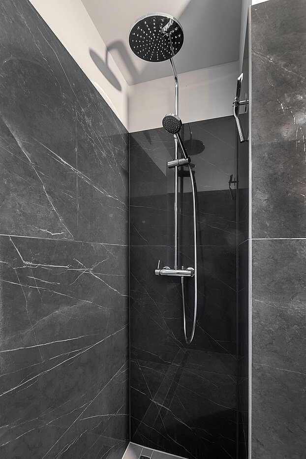 Высокий первый этаж с 2 комнатами | München-Lehel | 2012ML1 | ...begehbarer Dusche