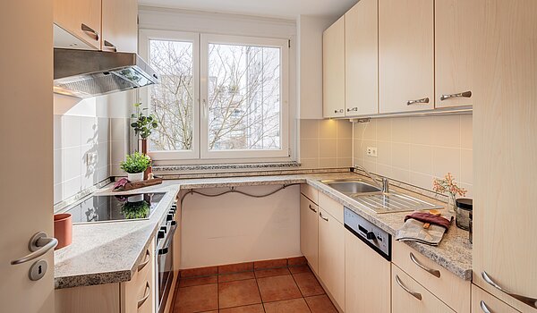 Квартира в многоэтажно доме с 2 комнатами | München-Bogenhausen | 70396 | Küche mit Fenster...