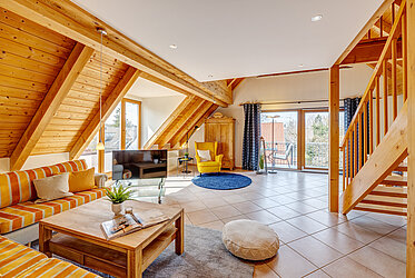 Berg am Laim: 3,5-комнатная двухуровневая квартира на последнем этаже с большим балконом — свободна