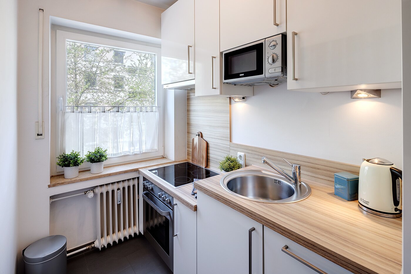 Квартира в многоэтажно доме с 2 комнатами | München-Schwabing | 70013 | Kleine Küche mit Fenster...