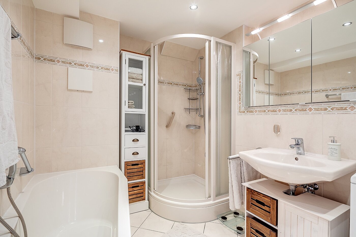 Квартира в многоэтажно доме с 2.5 комнатами | München-Moosach | 2012ML4 | Helles Bad mit Dusche