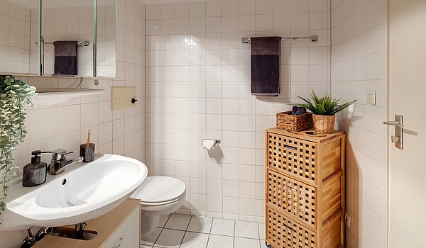 Квартира в многоэтажно доме с 2 комнатами | München-Sendling-Westpark | 2204ML2 | Weiß gefliestes Bad...