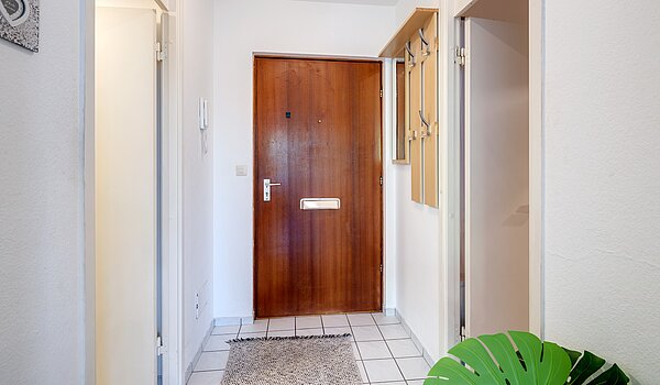 Квартира в многоэтажно доме с 2 комнатами | München-Sendling-Westpark | 2204ML2 | Flur mit Blickrichtung zum Eingang