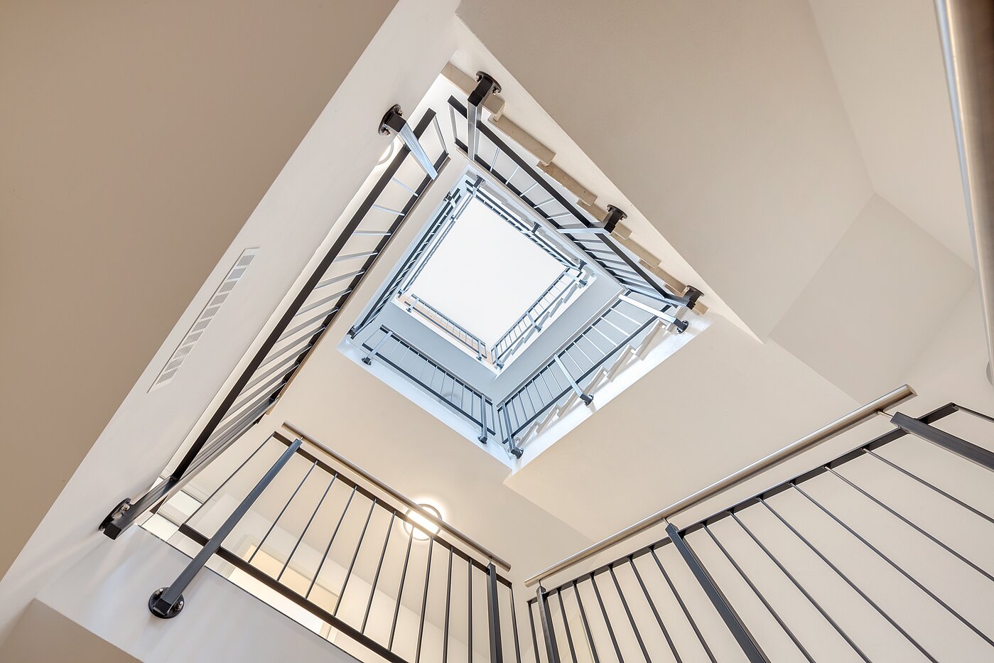 Особое свойство с 9 комнатами | 70406 | Treppenhaus Gewerbe