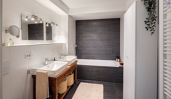 Квартира в многоэтажно доме с 3 комнатами | München-Ludwigsvorstadt | 70488 | Masterbad mit Wanne