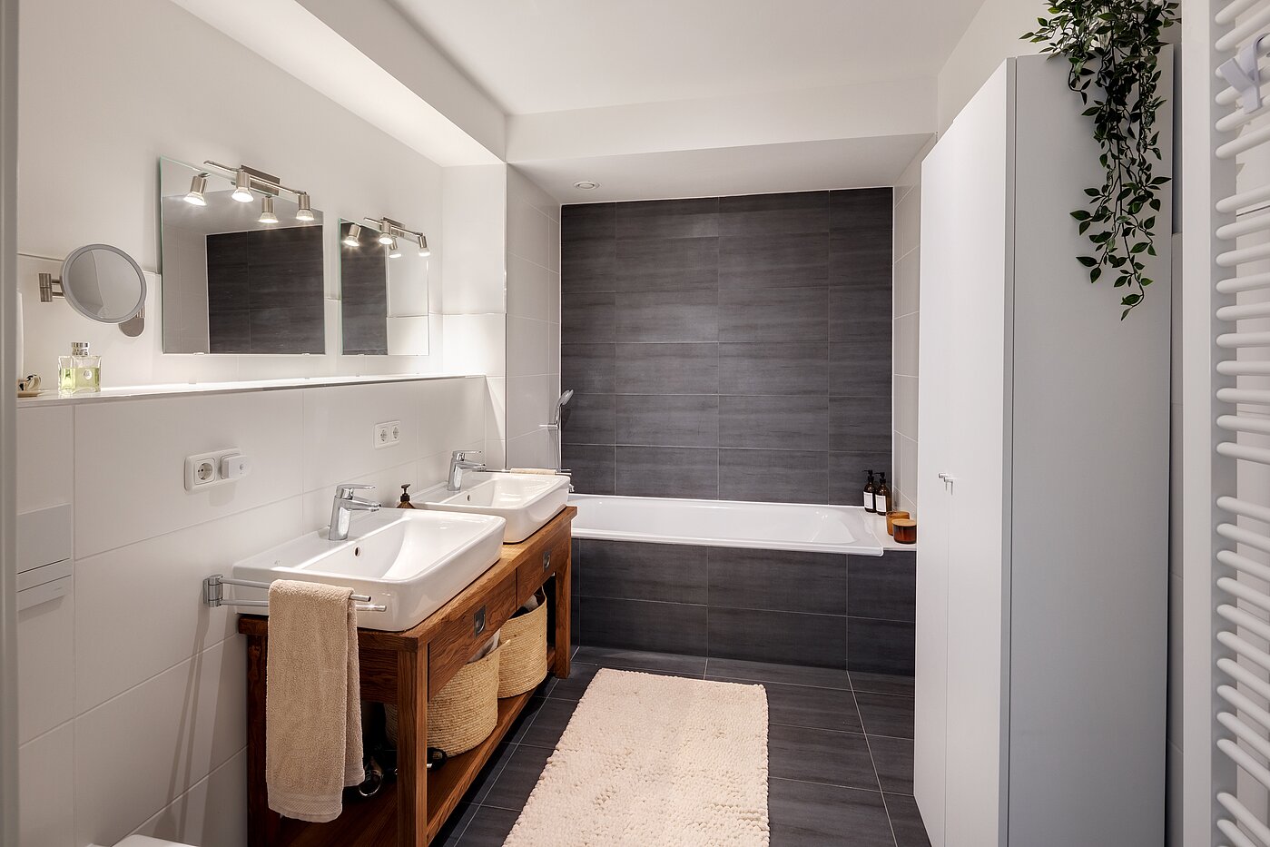 Квартира в многоэтажно доме с 3 комнатами | München-Ludwigsvorstadt | 70488 | Masterbad mit Wanne