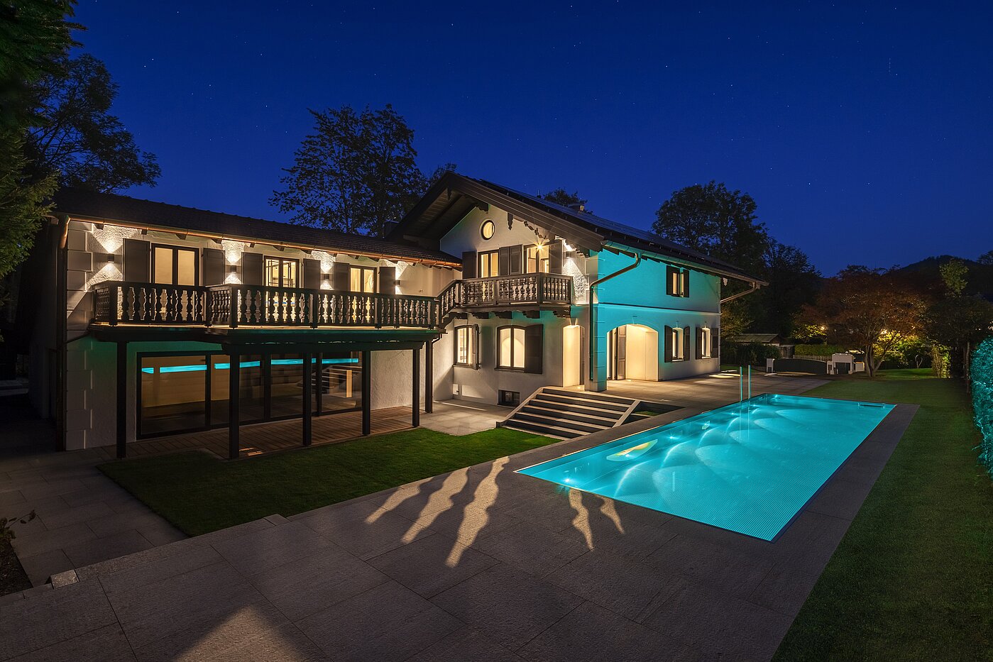 Особое свойство с 15 комнатами | Bad Wiessee | 701591 | Landhaus mit Außenpool bei Dämmerung