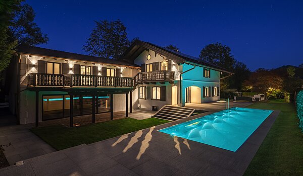 Особое свойство с 15 комнатами | Bad Wiessee | 701591 | Landhaus mit Außenpool bei Dämmerung