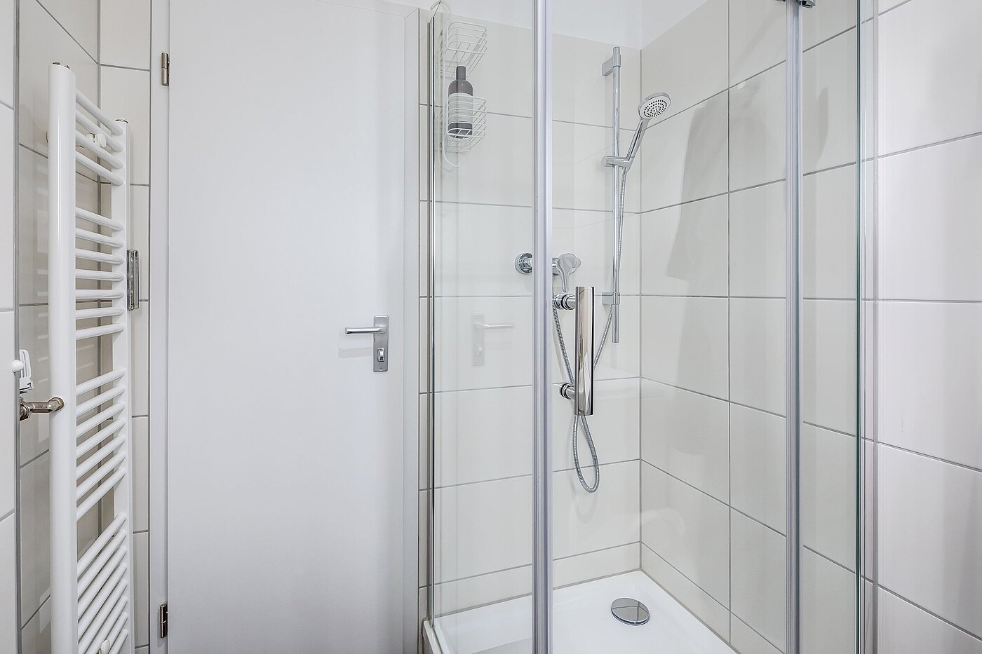 Квартира в многоэтажно доме с 1 комнатная | München-Neuhausen | 2010ML6 | ...mit Vollglasdusche