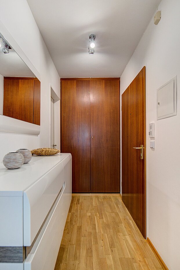 Высокий первый этаж с 2 комнатами | München-Sendling-Westpark | 2001ML1 | Flur mit Abstellraum