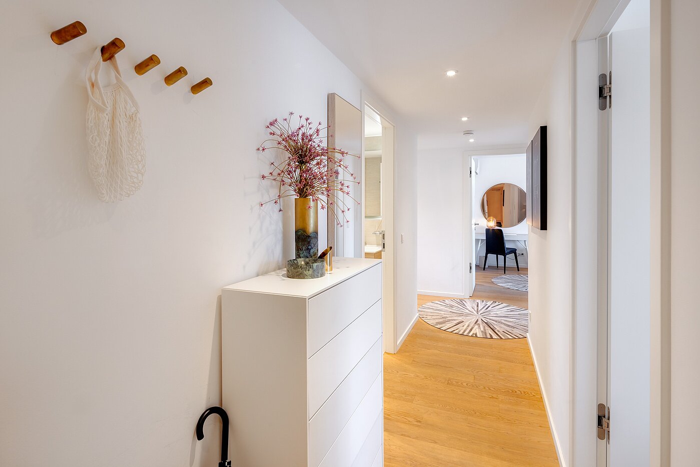 Квартира в многоэтажно доме с 4 комнатами | München-Bogenhausen | 70380 | Flur vom Eingang kommend