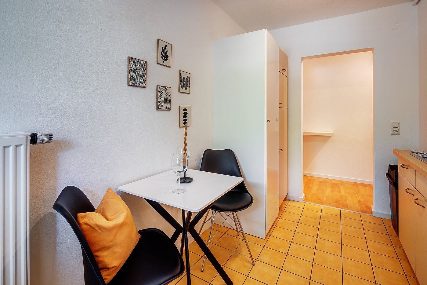 Квартира в многоэтажно доме с 2.5 комнатами | München-Isarvorstadt | 70121 | und kleinem Esstisch