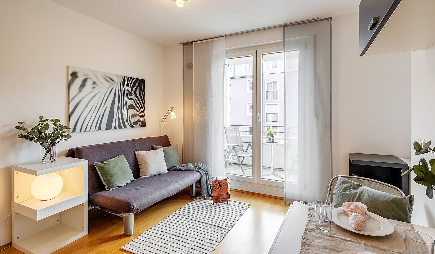 Квартира в многоэтажно доме с 1 комнатная | München-Pasing | 2108ML2 | Wohnbereich mit kl. Gästebett