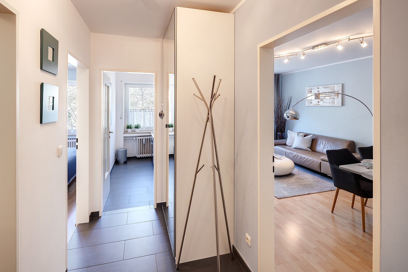 Квартира в многоэтажно доме с 2 комнатами | München-Schwabing | 70013 | ...und Richtung Wohnzimmer, Schlafzimmer und Küche