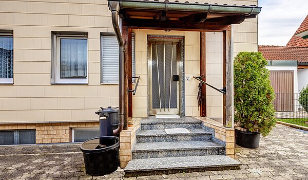 Особняк с 6 комнатами | Unterschleißheim | 2209ML7 | Hauseingang