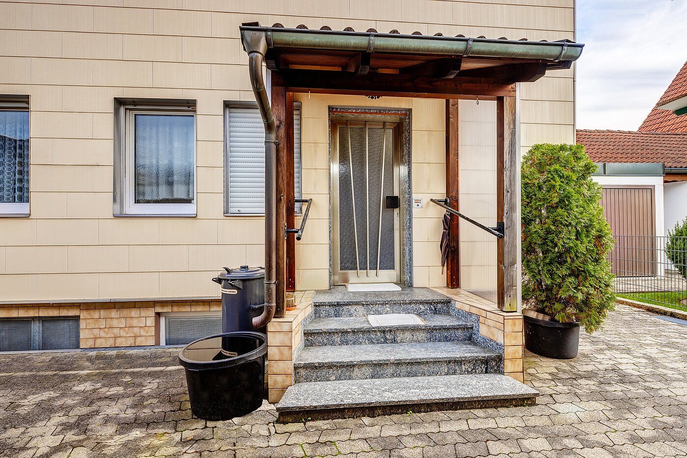 Особняк с 6 комнатами | Unterschleißheim | 2209ML7 | Hauseingang