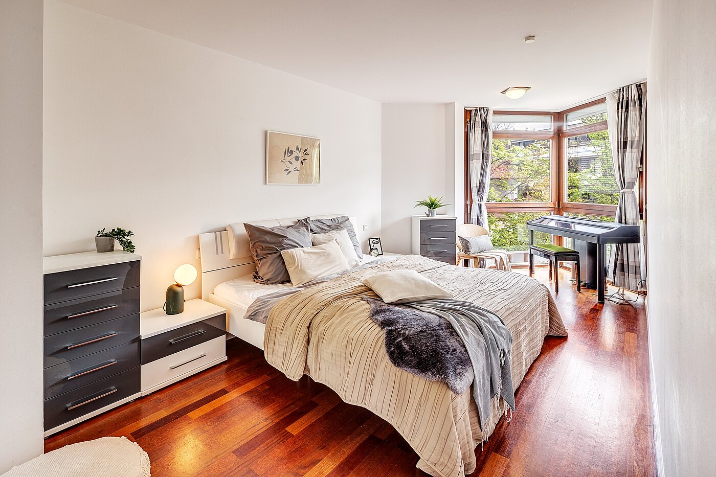 Квартира в многоэтажно доме с 3 комнатами | München-Schwabing | 2202ML12 | Blick ins Schlafzimmer...