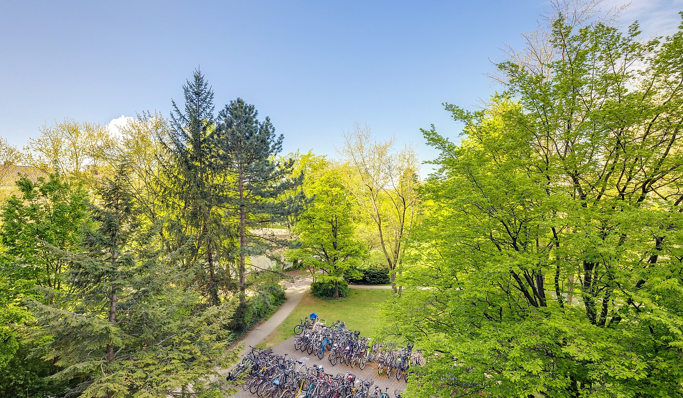 Квартира в многоэтажно доме с 2 комнатами | München-Sendling-Westpark | 2204ML2 | ...Blick auf das parkähnliche Grundstück