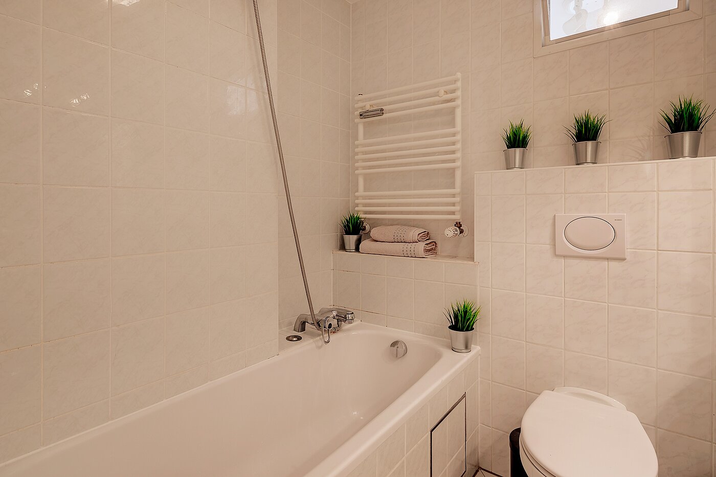 Квартира в многоэтажно доме с 2 комнатами | München-Schwabing | 70130 | ...mit Badewanne und Handtuchheizkörper