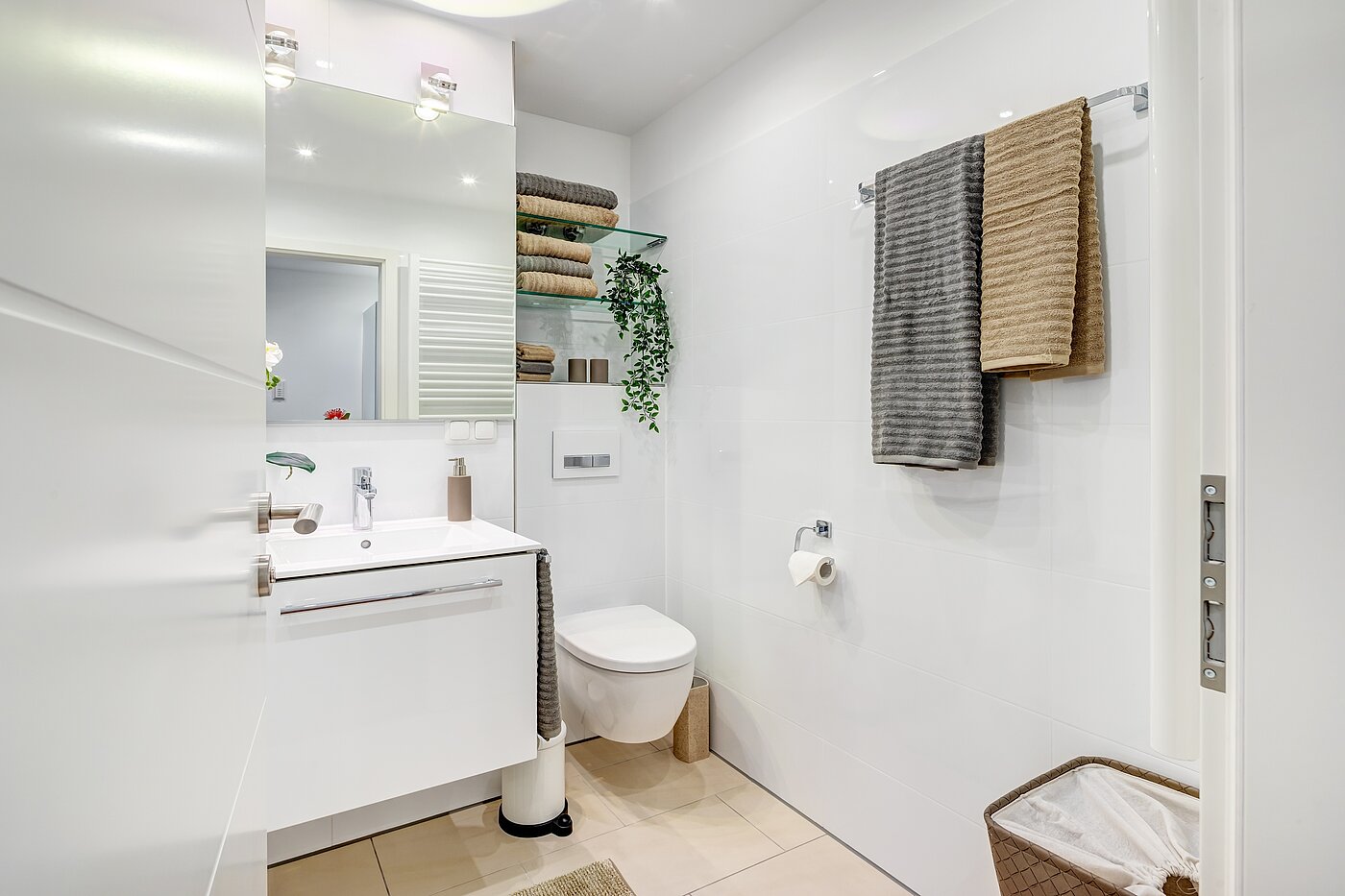 Квартира в многоэтажно доме с 2 комнатами | München-Schwabing | 70434 | ...Badezimmer...